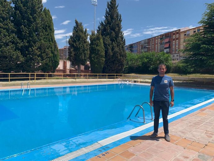 Archivo - El concejal de Deportes del Ayuntamiento de Teruel, Carlos Aranda, en la piscina de San Fernando