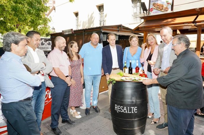 Visita de representantes de la Diputación de Valladolid, Delegación Territorial de la Junta y Renfe a las casetas de la Feria de Día.