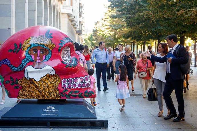 La vicealcaldesa y consejera municipal de Cultura y Acción Exterior del Ayuntamiento de Zaragoza, Sara Fernández, inaugura la muestra "Mexicráneos"