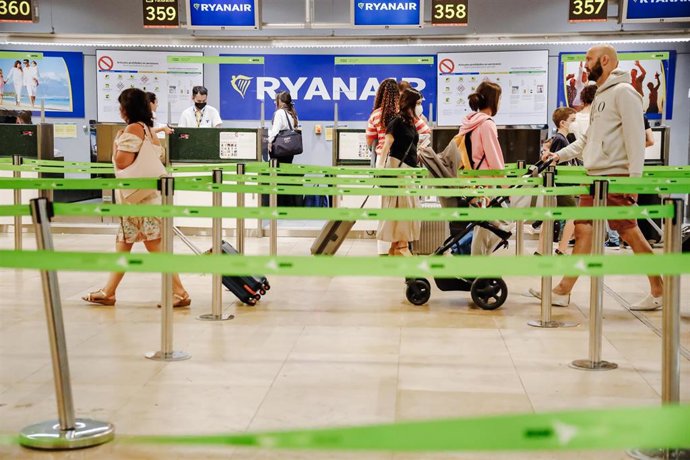 Archivo - Varios pasajeros en el mostrador de Ryanair. Archivo.