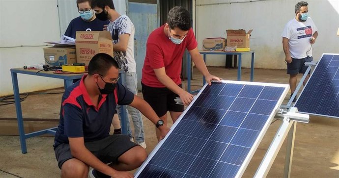 Varias personas en uno de los cursos de formación en materia de energía renovable de Endesa