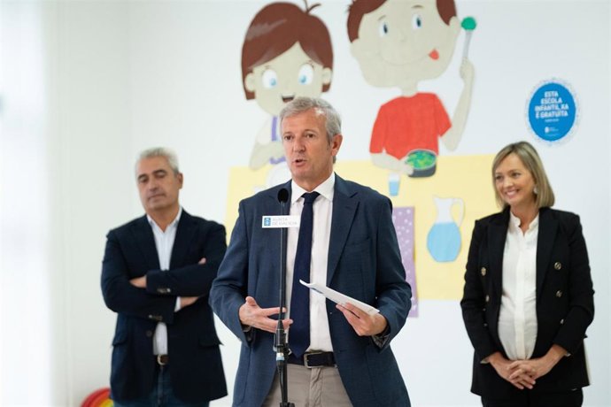 El presidente de la  Xunta, Alfonso Rueda, acompañado por la conselleira de Política Social e Xuventude, Fabiola García, visita la escuela infantil O Pino (A Coruña)