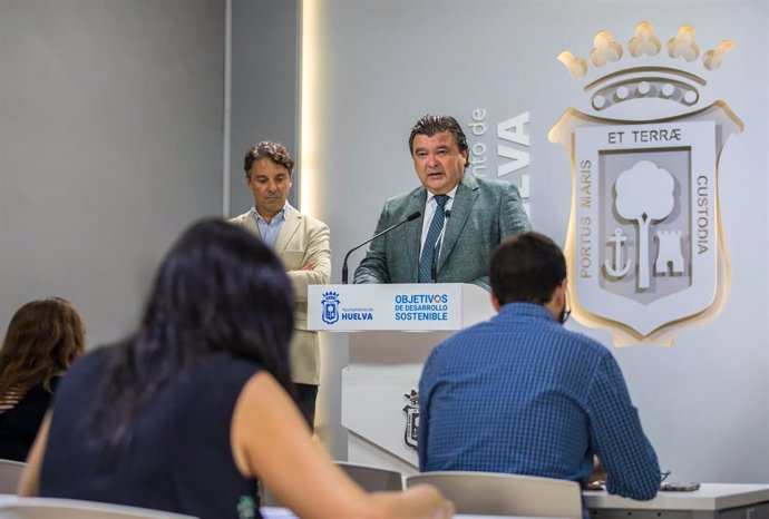 El alcalde de Huelva, Gabriel Cruz, en rueda de prensa.
