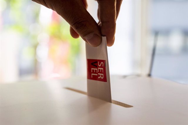 Votación en Berlín durante el referéndum constitucional en Chile