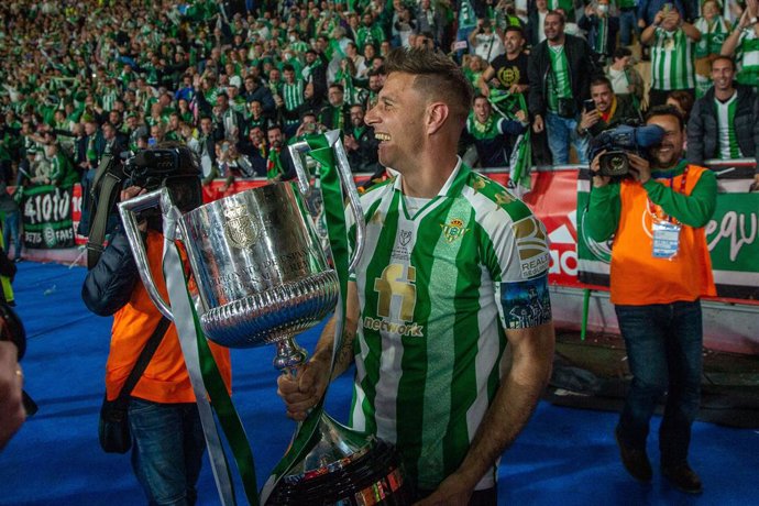 Archivo - Joaquin Sanchez of Real Betis celebrate the victory with the Champions trophy after winning the Spanish Cup, Copa del Rey, football Final match played between Real Betis Balompie and Valencia CF at Estadio de la Cartuja on April 23, 2022, in S