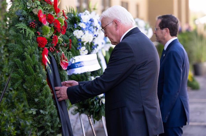 El presidente de Alemania, Frank-Walter Steinmeier (I), junto a su homólogo israelí, Isaac Herzog (D), durante el homenaje a las víctimas del atentado de Múnich 72 cuando se cumplen 50 años de la trageida.