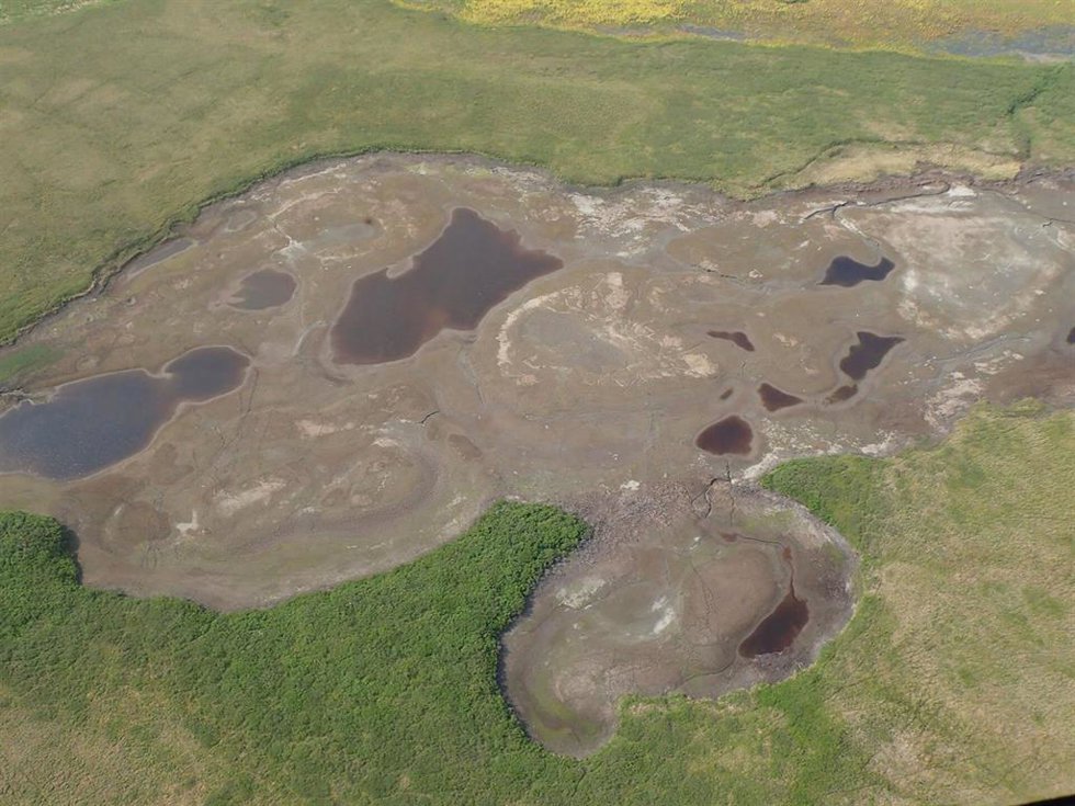 Una vista aérea de un gran lago ártico, casi completamente seco.