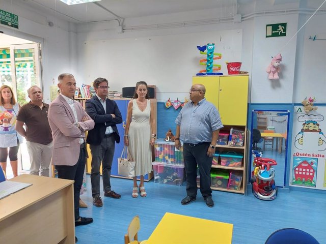 La delegada de la Junta en Almería, Aránzazu Martín, visita una escuela infantil de El Ejido junto al delegado de Educación, Antonio Jiménez, y el alcalde de El Ejido, Francisco Góngora.