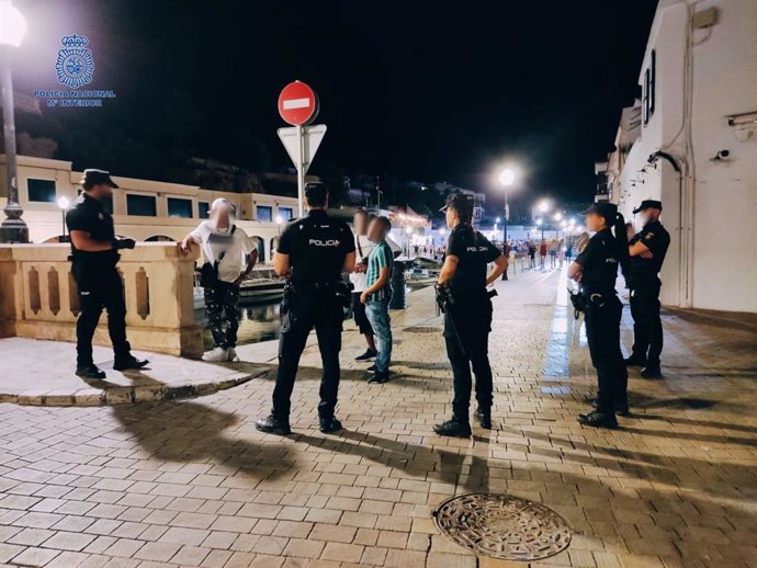 Agentes de la Policía Nacional de Ciutadella durante la segunda fase del dispositivo 'Valkirya'.