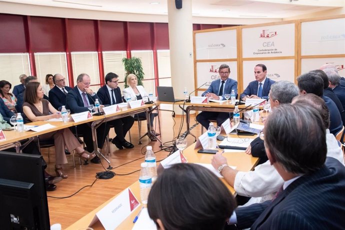 Reunión en la CEA con el nuevo consejero de Política Industrial y Energía de la Junta de Andalucía, Jorge Paradela.