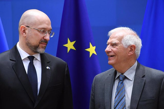 El primer ministro ucraniano, Denis Shmyhal, y el Alto Representante de Política Exterior de la UE, Josep Borrell