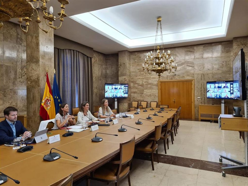 La vicepresidenta tercera y ministra para la Transición Ecológica, Teresa Ribera, y la titular de Industria, Comercio y Turismo, Reyes Maroto, presiden la reunión con distintas organizaciones y empresas electrointensivas en la sede del Ministerio.