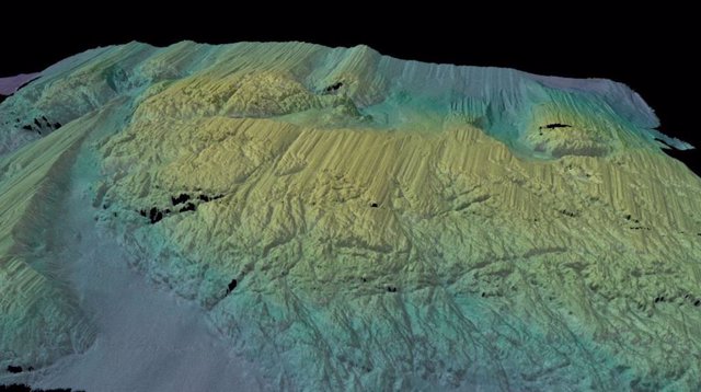 Una vista renderizada en 3D de la batimetría multihaz (forma del fondo marino) coloreada por profundidad, recopilada por Rán a través de una cresta del fondo marino, justo en frente de la plataforma de hielo Thwaites.