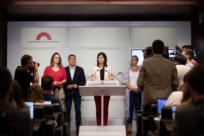 Archivo - La secretria general adjunta i portaveu d'ERC, Marta Vilalta, al costat de diversos diputats del grup parlamentari