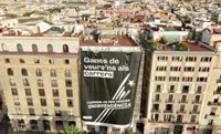 La ANC cubre con una pancarta un edificio de Barcelona por la Diada: "Volvamos a vencer"