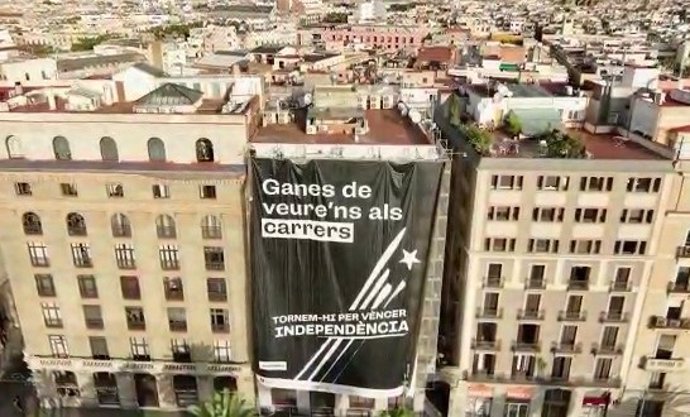La ANC despliega una pancarta en un edificio de Barcelona por la Diada