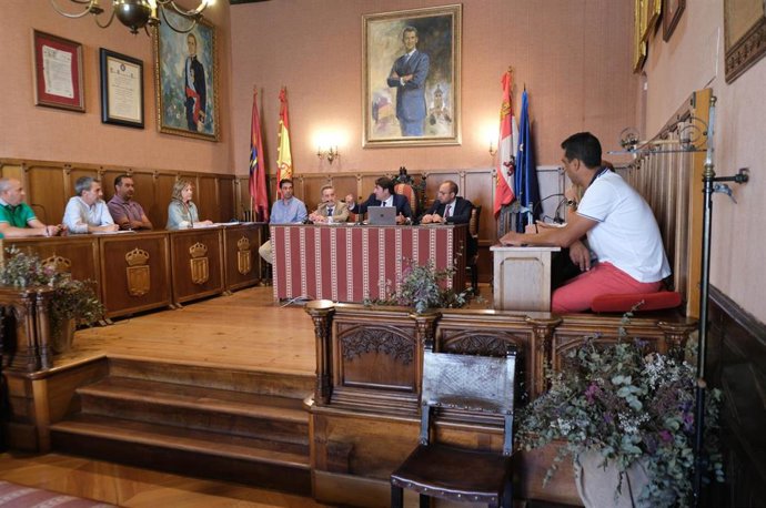 El consejero de Medio Ambiente, Juan Carlos Suárez-Quiñones (centro), en la reunión sobre el incendio de Monsagro en Ciudad Rodrigo (Salamanca).