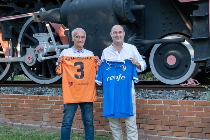 El presidente de honor de la UD Las Matas CF, José Luis Santamaría, y el presidente de la Ferro, Javier Puig, posan con la I Copa de los Ferrocarriles Españoles.
