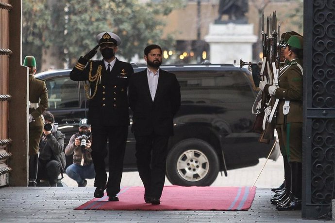 El presidente chileno, Gabriel Boric, a su llegada al Palacio de La Moneda