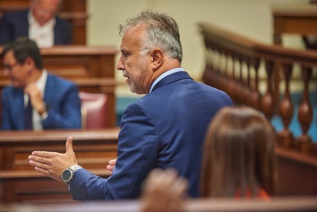 Archivo - El presidente de Canarias, Ángel Víctor Torres, interviene en el Pleno del Parlamento