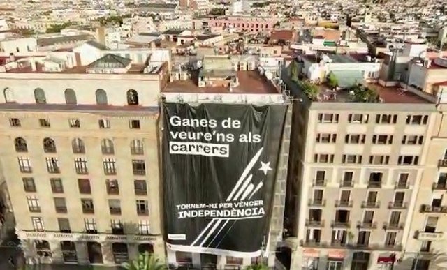 L'ANC desplega una pancarta en un edifici de Barcelona per la Diada.
