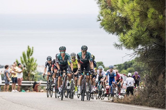 Corredores disputando La Vuelta a España 2022