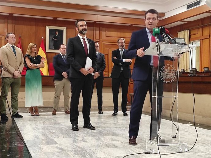 Fernández-Pacheco (centro) observa la intervención de Bellido.