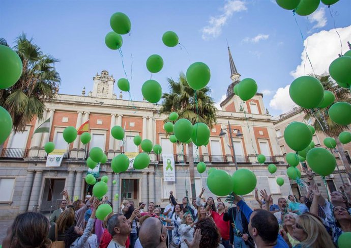 Archivo - Suelta de globos de Feafes frente al Ayuntamiento de Huelva con motivo del Día Mundial de la Salud Mental.