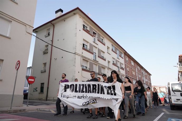 Varias personas se manifiestan en la celebración de la Ospa Eguna, a 3 de septiembre de 2022, en Altsasu, Navarra