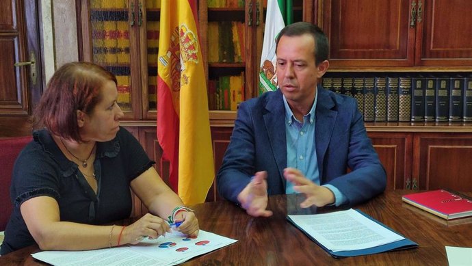 La secretaria general de UGT en Almería, Carmen Vidal, y el subdelegado de Gobierno, José María Martín.