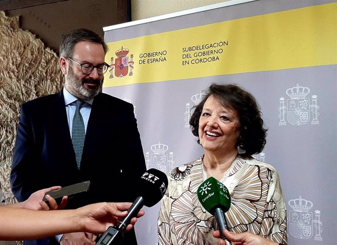 La subdelegada del Gobierno central en Córdoba, Rafaela Valenzuela, y el nuevo delegado del Gobierno de la Junta de Andalucía en la provincia, Adolfo Molina.