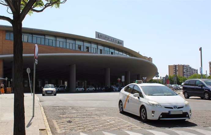 Archivo - Imagen de archivo de un taxi en la estación ferroviaria de Santa Justa en Sevilla.