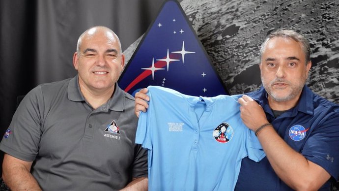 Los ingenieros españoles de la NASA Eduardo García Llama y Carlos García-Galán junto a la camiseta especial con una referencia a la Virgen de Luna.