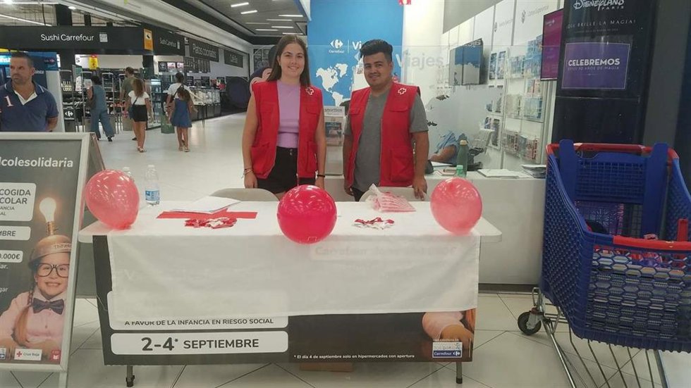 Voluntarios en la campaña 'Vuelta al cole solidaria'.