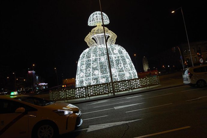Archivo - Menina en la Plaza de Colón durante el momento de su encendido.