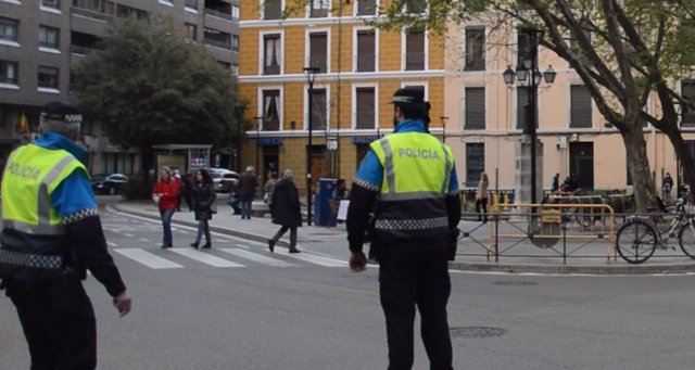 Archivo - Dos agentes de la Policía Municipal de Valladolid