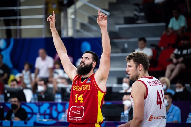 Bojan Dubljevic celebrando durante el Montenegro-Bulgaria del Eurobasket 2022