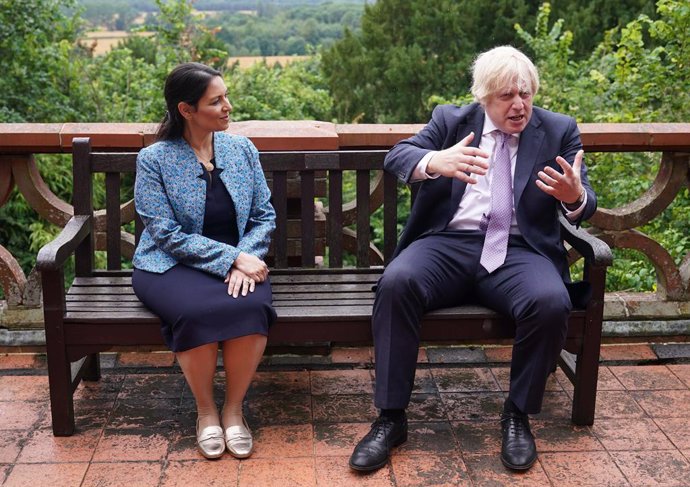 Archivo - 27 July 2021, United Kingdom, Guildford: UK Prime Minister Boris Johnson (R) and Home Secretary Priti Patel speak to cadets during a visit to Surrey Police headquarters in Guildford, coinciding with the publication of the government's Beating 