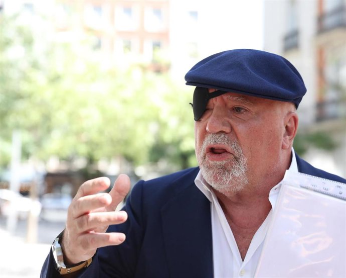 El excomisario de la Policía, José Manuel Villarejo, atiende a los medios a la salida del reconocimiento médico en la Audiencia Nacional, a 1 de septiembre de 2022, en Madrid (España). 