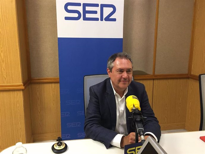 El secretario general del PSOE-A, Juan Espadas, en una entrevista en la Cadena SER Andalucía.