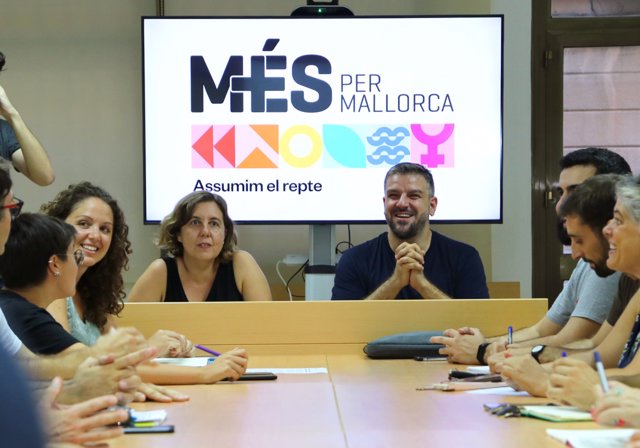 La comisión ejecutiva de MÉS, durante la reunión celebrada este lunes en Palma.