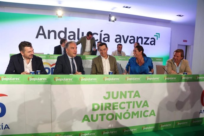 Juanma Moreno, en el centro, flanqueado por Elías Bendodo y Loles López, este lunes en Sevilla