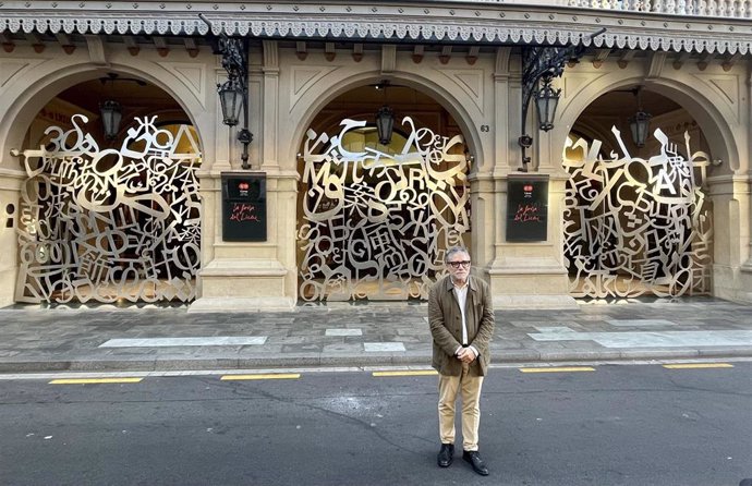 El artista Jaume Plensa junto a las puertas 'Constellacions' instaladas a la entrada del Liceu de Barcelona