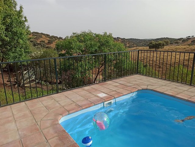 Imagen de archivo de una piscina en un cortijo en un paraje natural de Andalucía