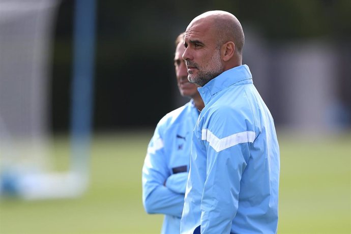 Pep Guardiola durante el entrenamiento del Manchester City