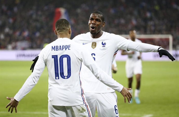Archivo - Kylian Mbappe y Paul Pogba celebran un gol con la selección francesa