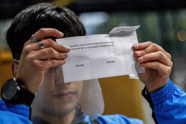 Un funcionario electoral muestra un voto rechazado. Plebiscito para la nueva Constitución de Chile 2022.