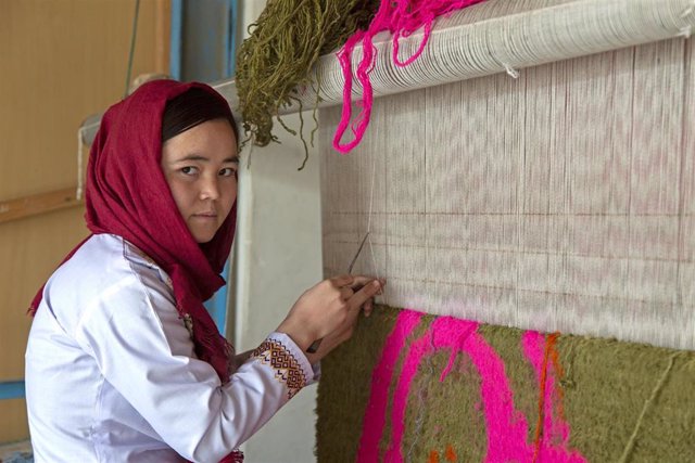 Archivo - Mujeres afganas de la etnia Hazara han tejido a mano los más de 250.000 nudos que conforman la treintena de alfombras de lana y seda de la colección 'Simorgh' diseñadas por Ouka Leele y expuestas en Madrid entre los pasados meses de febrero y ma