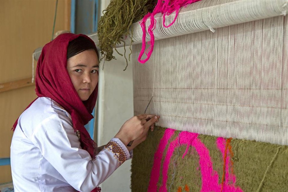 Archivo - Mujeres afganas de la etnia Hazara han tejido a mano los más de 250.000 nudos que conforman la treintena de alfombras de lana y seda de la colección 'Simorgh' diseñadas por Ouka Leele y expuestas en Madrid entre los pasados meses de febrero y