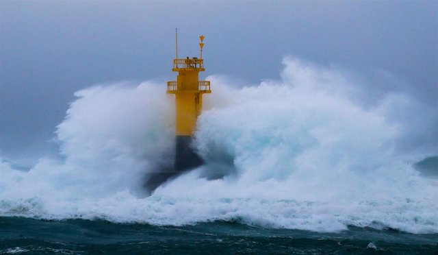 Altas olas golpean la costa de Seogwipo en la isla de Jeju, Corea del Sur, el 5 de septiembre de 2022.    